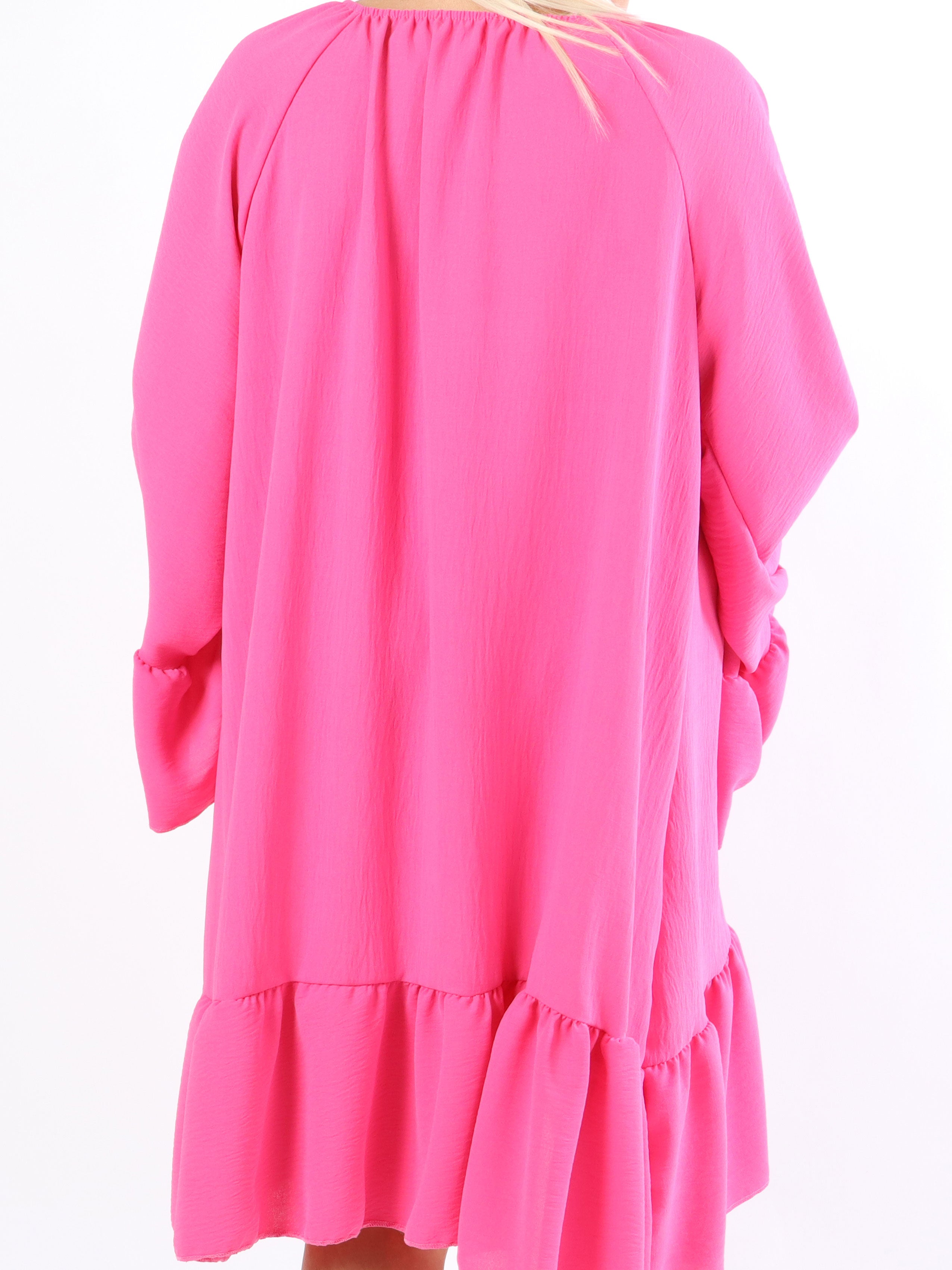 Asta - Plus size kjole med flæser og elastik i udskæringen